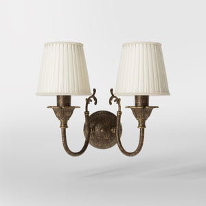 Classic wall lamp in brass with twin ivory white fabric lampshades, ideal for elegant interiors by Ghidini 1849 - Finish: OAS Antique Brass