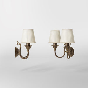 Classic wall lamp in brass with twin ivory white fabric lampshades, ideal for elegant interiors by Ghidini 1849 - Finish: OAS Antique Brass