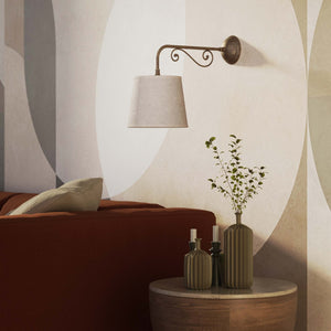 Classic brass wall lamp with scrollwork arm and linen-effect fabric shade European style Made in Italy design by Ghidini 1849 - Finish: OAS Antique Brass