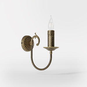 Classic wall lamp in brass with curved arm and candle-effect bulb holder, elegant vintage design by Ghidini 1849 - Finish: OAS Antique Brass