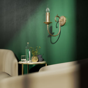 Classic wall lamp in brass with curved arm and candle-effect bulb holder, elegant vintage design by Ghidini 1849 - Finish: OAS Antique Brass