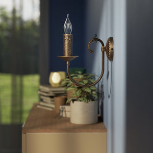 Classic wall lamp in brass with curved arm and candle-effect bulb holder, elegant vintage design by Ghidini 1849 - Finish: OAS Antique Brass