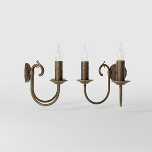 Classic double wall lamp in brass with fan-decorated central rosette, intertwined arms and lamp holders with dripping wax pattern by Ghidini 1849 - Finish: OAS Antique Brass