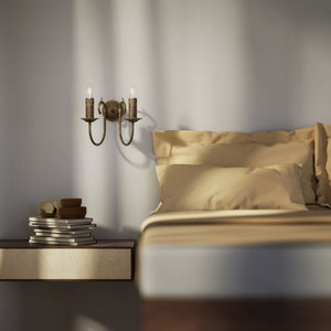 Classic double wall lamp in brass with fan-decorated central rosette, intertwined arms and lamp holders with dripping wax pattern by Ghidini 1849 - Finish: OAS Antique Brass