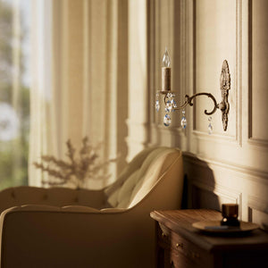 Classic brass wall lamp with crystal pendants baroque style by Ghidini 1849 - Finish: OAS Antique Brass