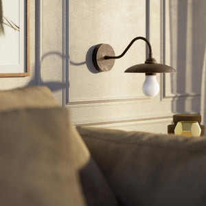 Vintage brass wall lamp with curved arm, ideal for sophisticated interiors by Ghidini 1849 - Finish: OAS Antique Brass