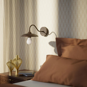 Vintage brass wall lamp with curved arm, ideal for sophisticated interiors by Ghidini 1849 - Finish: OAS Antique Brass