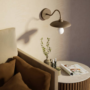 Vintage brass wall lamp with curved arm, ideal for sophisticated interiors by Ghidini 1849 - Finish: OBM Bronze Satin Matt Brass