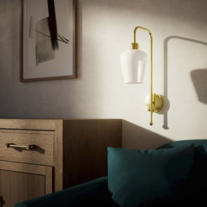 Vintage brass and white glass wall lamp, elegant lighting for refined interiors by Ghidini 1849 - Finish: OLV Polished Brass