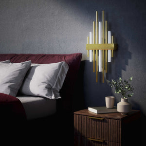 Brass wall lamp with vertical lines for modern and luxurious interiors by Ghidini 1849 - Finish: OLV Polished Brass