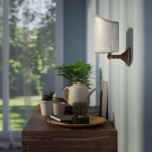 Classic wall lamp in brass with ivory fabric lampshade, elegant design, ideal for refined interiors by Ghidini 1849 - Finish: OAS Antique Brass