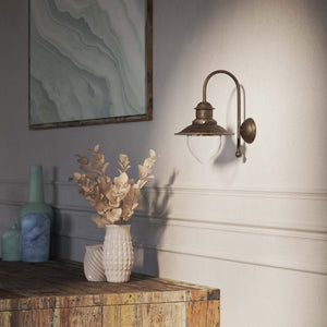 Nautical style wall lamp with curved brass arm and clear glass diffuser, Italian design inspired by ancient port lanterns by Ghidini 1849 - Finish: OAS Antique Brass