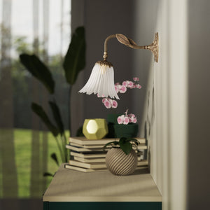 Brass wall lamp with curved arm and floral-shaped frosted glass shade by Ghidini 1849 - Finish: OAS Antique Brass