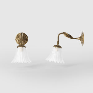 Brass wall lamp with curved arm and floral-shaped frosted glass shade by Ghidini 1849 - Finish: OBS Bronze Satin Brass