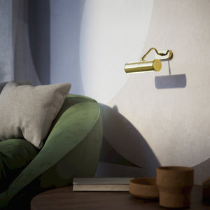 Brass picture light with 20cm shade, internal reflector, and adjustable joint. Perfect for enhancing artwork and interiors by Ghidini 1849 - Finish: OLV Polished Brass