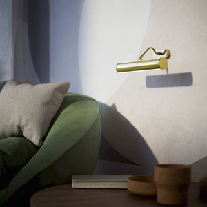 Brass picture light with 30cm shade, internal reflector, and adjustable joint. Ideal for enhancing artwork and decorative interiors by Ghidini 1849 - Finish: OLV Polished Brass