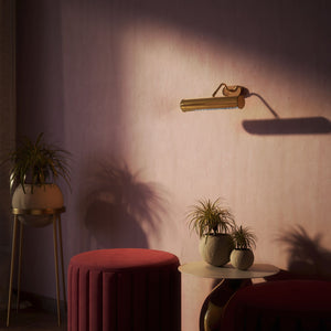 Brass picture light with 30cm shade, internal reflector, and adjustable joint. Ideal for enhancing artwork and decorative interiors by Ghidini 1849 - Finish: ORO 24K Gold Plated