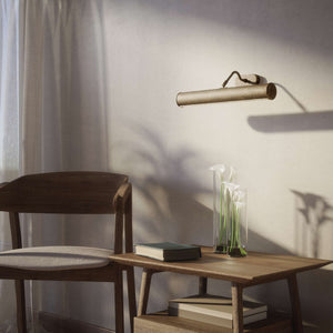 Brass picture light with reflector, adjustable arm, and minimalist design. Perfect for illuminating artwork in elegant interiors by Ghidini 1849 - Finish: OAS Antique Brass