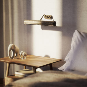 Brass picture light with reflector, adjustable arm, and minimalist design. Perfect for illuminating artwork in elegant interiors by Ghidini 1849 - Finish: OAS Antique Brass