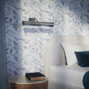 Brass picture light with reflector, adjustable arm, and minimalist design. Perfect for illuminating artwork in elegant interiors by Ghidini 1849 - Finish: OCR Chrome Plated