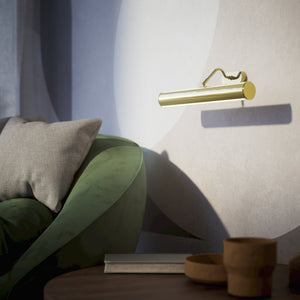 Brass picture light with reflector, adjustable arm, and minimalist design. Perfect for illuminating artwork in elegant interiors by Ghidini 1849 - Finish: OLV Polished Brass