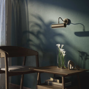 Art Deco brass picture wall lamp with striped shade, adjustable arm and rosette base for artwork illumination by Ghidini 1849 - Finish: OAS Antique Brass