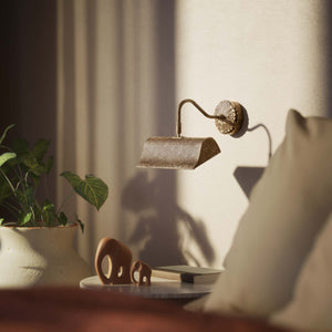 Baroque brass picture wall lamp with ornaments, decorative rosette and adjustable arm for artistic lighting by Ghidini 1849 - Finish: OAS Antique Brass