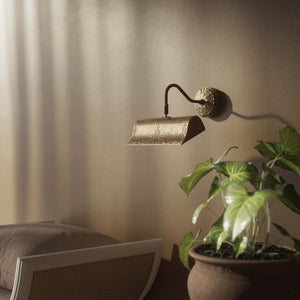 Baroque brass picture wall lamp with ornaments, decorative rosette and adjustable arm for artistic lighting by Ghidini 1849 - Finish: OAS Antique Brass