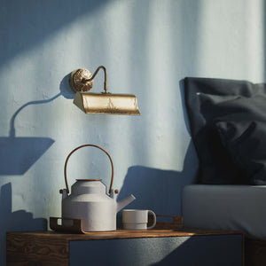 Baroque brass picture wall lamp with ornaments, decorative rosette and adjustable arm for artistic lighting by Ghidini 1849 - Finish: OBS Bronze Satin Brass