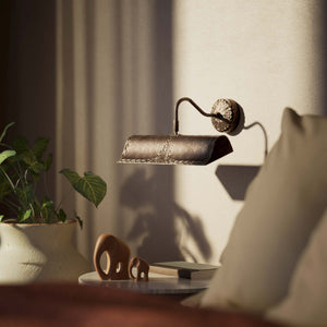 Classical brass picture wall lamp 30 cm with rocaille decorations, floral rosette and adjustable arm by Ghidini 1849 - Finish: OAS Antique Brass