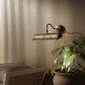 Classical brass picture wall lamp 30 cm with rocaille decorations, floral rosette and adjustable arm by Ghidini 1849 - Finish: OAS Antique Brass