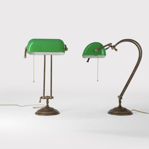 Classic banker's desk lamp with green glass shade and adjustable brass structure featuring dual joints and pull chain switch by Ghidini 1849 - Finish: OAS Antique Brass