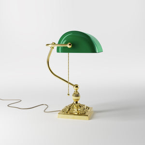 Banker’s lamp in brass with green glass shade, decorative base, and pull-chain switch. Elegant desk or decorative lighting by Ghidini 1849 - Finish: OLV Polished Brass
