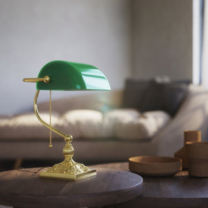 Banker’s lamp in brass with green glass shade, decorative base, and pull-chain switch. Elegant desk or decorative lighting by Ghidini 1849 - Finish: OLV Polished Brass