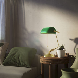 Banker’s lamp in brass with green shade, perfect for offices, studies, and classic interiors by Ghidini 1849 - Finish: OLV Polished Brass