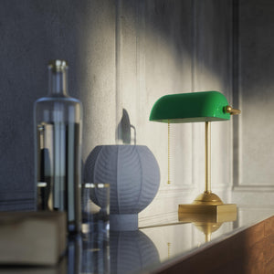 Vintage brass banker’s lamp with green shade, retro design perfect for desks and elegant offices by Ghidini 1849 - Finish: OBS Bronze Satin Brass