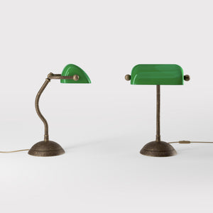 Mini banker's lamp with green glass shade and curved stem, domed brass base, compact design by Ghidini 1849 - Finish: OAS Antique Brass