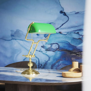 Adjustable brass Banker’s Lamp with green glass shade, classic design for office or study by Ghidini 1849 - Finish: OLV Polished Brass