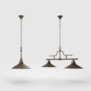 Vintage brass pendant lamp with two conical shades and chain, adjustable horizontal structure for tables and kitchen islands by Ghidini 1849 - Finish: OAS Antique Brass