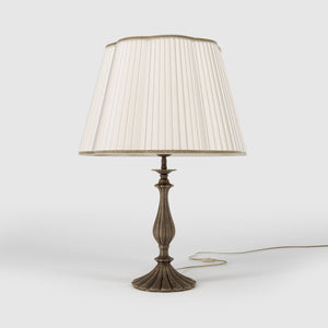 Classic brass table lamp with ivory pleated shade, shaped base and elegant decorations, Petalo collection Made in Italy by Ghidini 1849 - Finish: OAS Antique Brass