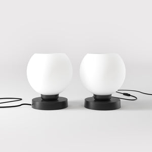 Brass table lamp with frosted glass globe, minimalist and elegant design, ideal for refined interiors - Finish: ONO Matt Black