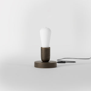 Minimalist brass table lamp, essential and elegant design, ideal for bedside tables, desks, and shelves by Ghidini 1849 - Finish: OBM Bronze Satin Matt Brass