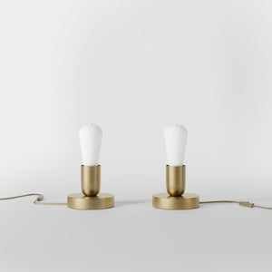 Minimalist brass table lamp, essential and elegant design, ideal for bedside tables, desks, and shelves by Ghidini 1849 - Finish: OBV Bronze Satin Light Brass