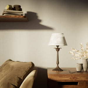 Classic brass table lamp with white fabric shade decorated with floral patterns, sculpted base with decorative elements by Ghidini 1849 - Finish: OBM Bronze Satin Matt Brass