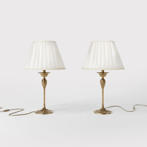 Art Nouveau table lamp Simona collection with decorated brass base featuring floral motifs and pleated ivory white fabric lampshade by Ghidini 1849 - Finish: OBS Bronze Satin Brass