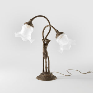 Art Nouveau table lamp in brass with sculptural female figure and two wavy frosted glass shades, decorated base by Ghidini 1849 - Finish: OAS Antique Brass