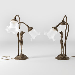 Art Nouveau table lamp in brass with sculptural female figure and two wavy frosted glass shades, decorated base by Ghidini 1849 - Finish: OAS Antique Brass