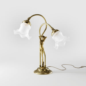 Art Nouveau table lamp in brass with sculptural female figure and two wavy frosted glass shades, decorated base by Ghidini 1849 - Finish: OBV Bronze Satin Light Brass