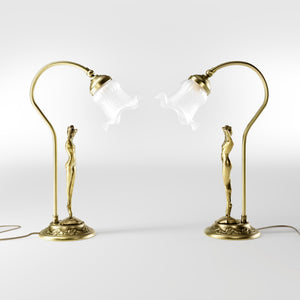 Liberty table lamp in brass with sculptural female figure and wavy frosted glass shade, base decorated with floral motifs by Ghidini 1849 - Finish: OBV Bronze Satin Light Brass