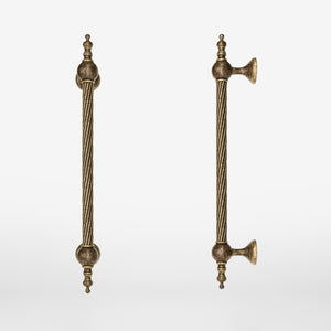 Brass pull handle with a twisted shaft, classic and elegant design, ideal for exclusive entrances by Ghidini 1849 - Finish: OAS Antique Brass